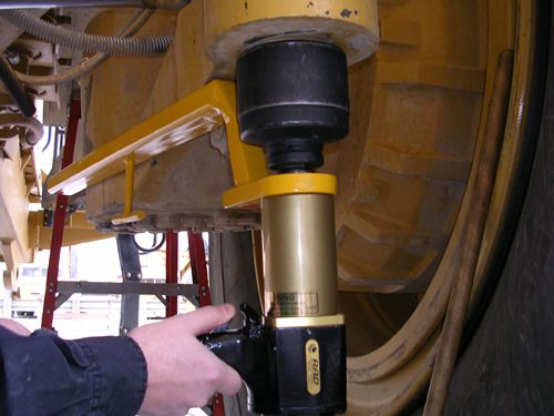 RAD-25GX-Pneumatic-Torque-Wrench-Tie-Rod-Bolt-Application-Photo