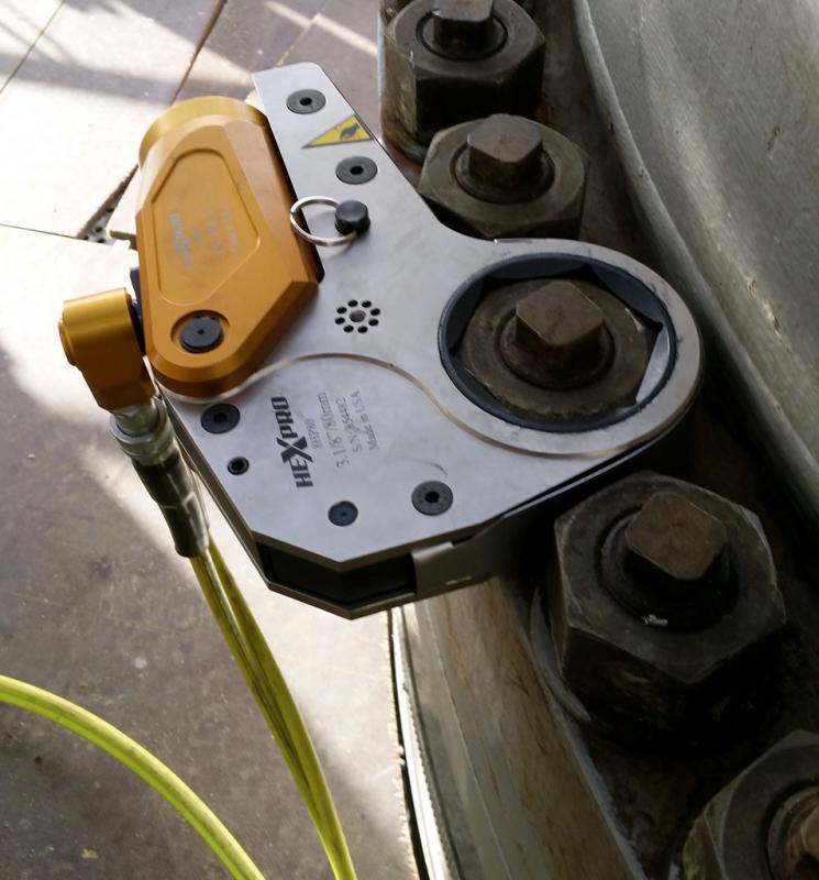 Hydraulic torque wrench in use