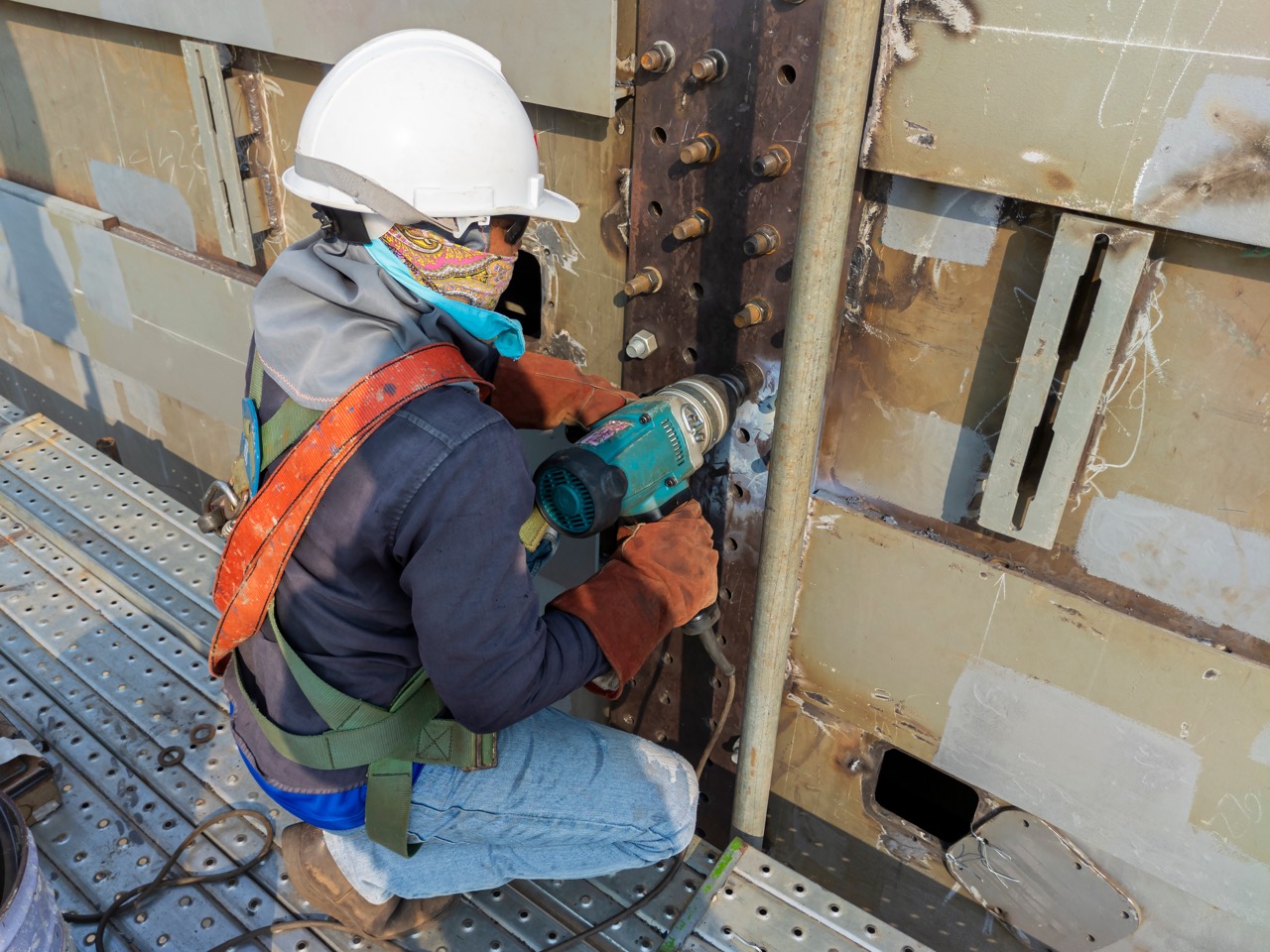 Worker using torque calibration tools to tighten bolts with precision and safety backed by ISO 17025 torque calibration.